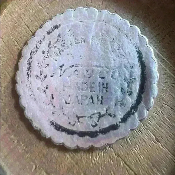 Beautiful vintage Nasco wood and brass salt and pepper shakers made in Japan. - Picture 9 of 9